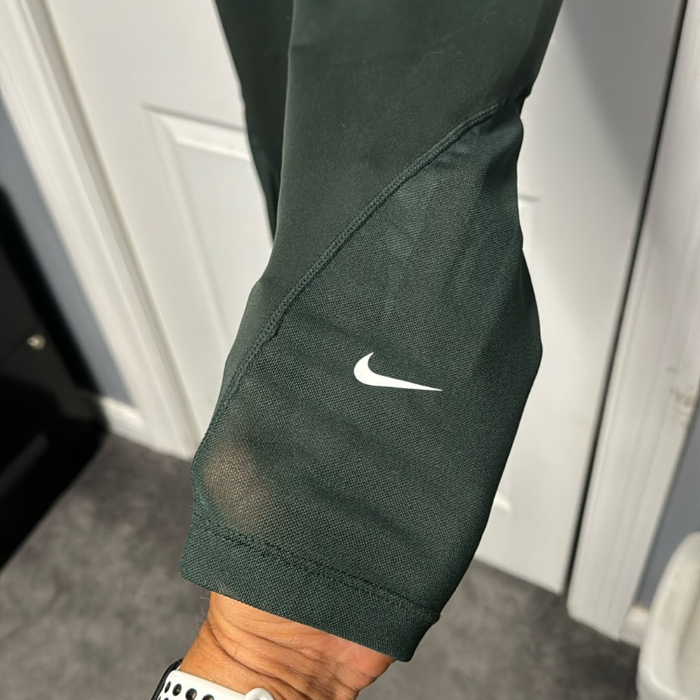Nike women’s dk green XL leggings gym, yoga, running, pre owned excellent shape